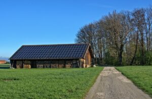 große solaranlage auf scheune